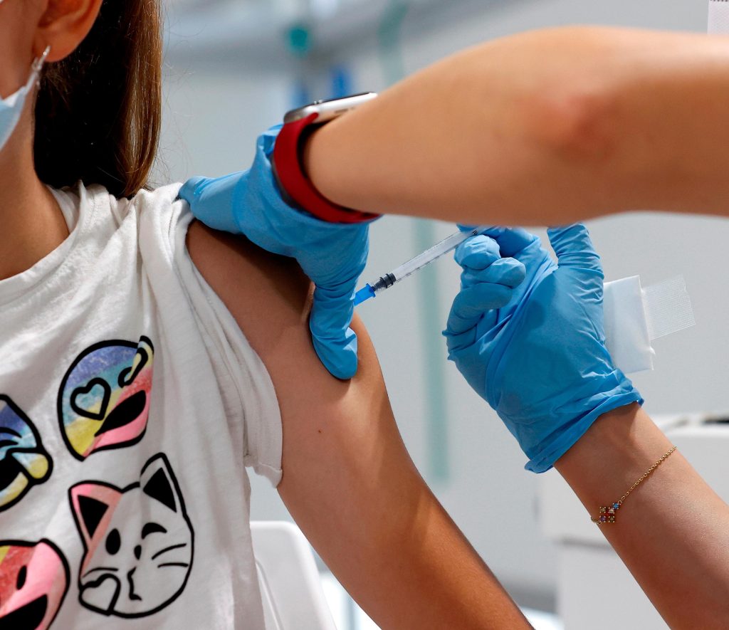 Vacunación contra el dengue para adolescentes entre los 16 y 20 años.